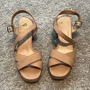 Elegant Tan Strappy Sandals